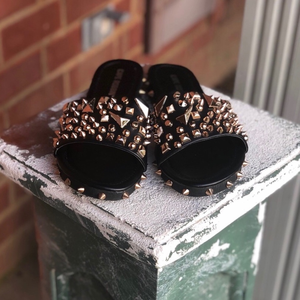 🚨 Black & beautiful Open Toe Gold Studs Sandals🤩